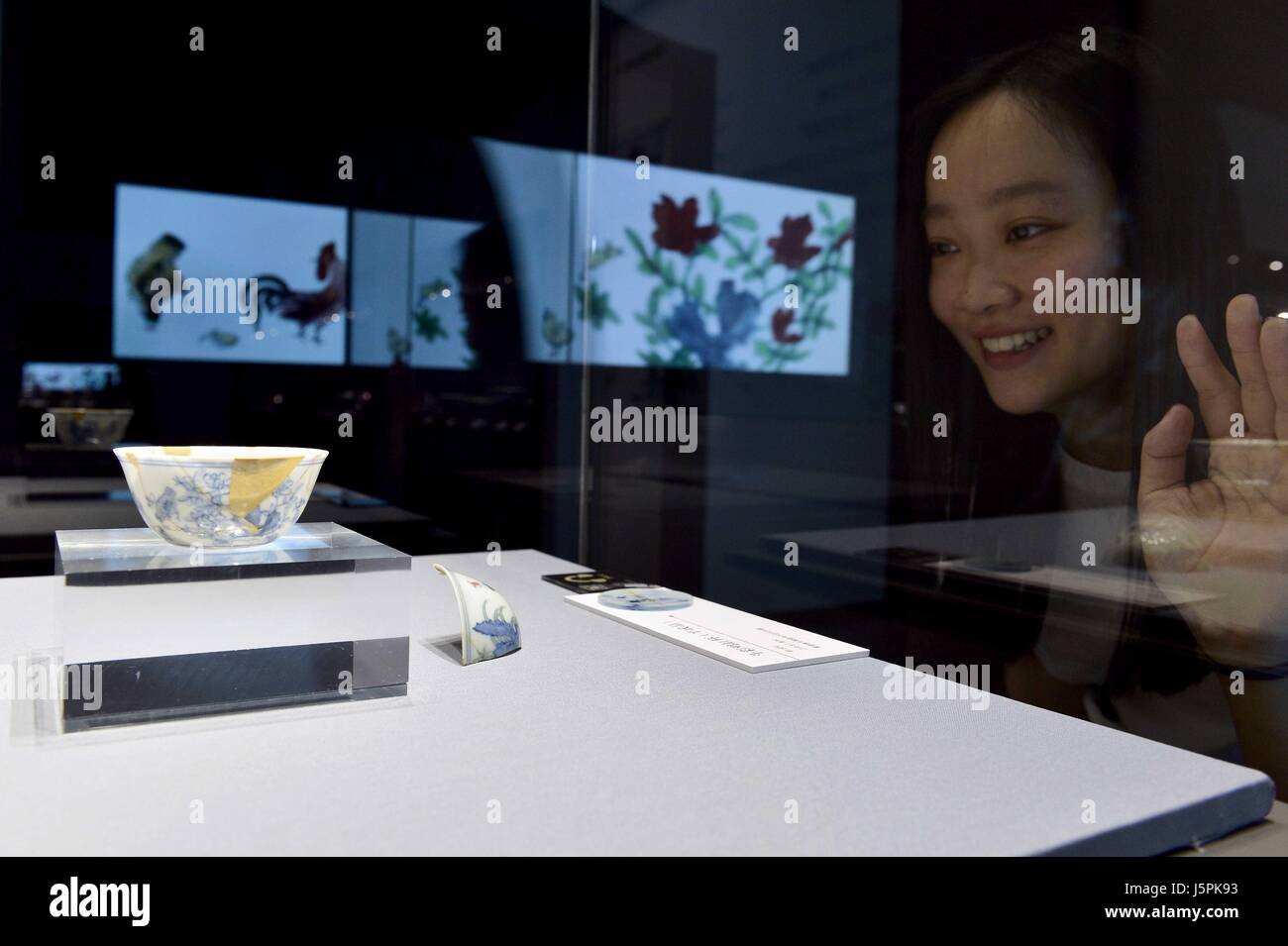 (170518) -- JINAN, 18 maggio 2017 (Xinhua) -- Un visitatore orologi vasellame di porcellana visualizzati al museo di Shandong di Jinan, a est della capitale cinese della provincia dello Shandong, 18 maggio 2017. Giovedì segna la Giornata Internazionale dei Musei. (Xinhua/Guo Xulei) (zwx) Foto Stock