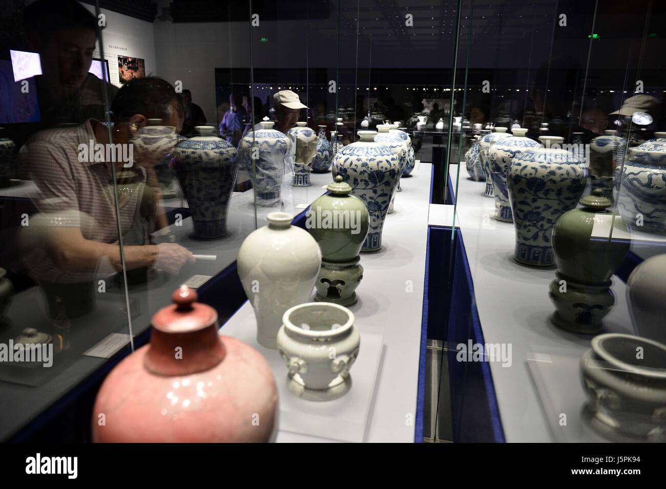 (170518) -- JINAN, 18 maggio 2017 (Xinhua) -- La gente guarda la porcellana Vasellame visualizzato presso il Museo di Shandong di Jinan, a est della capitale cinese della provincia dello Shandong, 18 maggio 2017. Giovedì segna la Giornata Internazionale dei Musei. (Xinhua/Guo Xulei) (zwx) Foto Stock