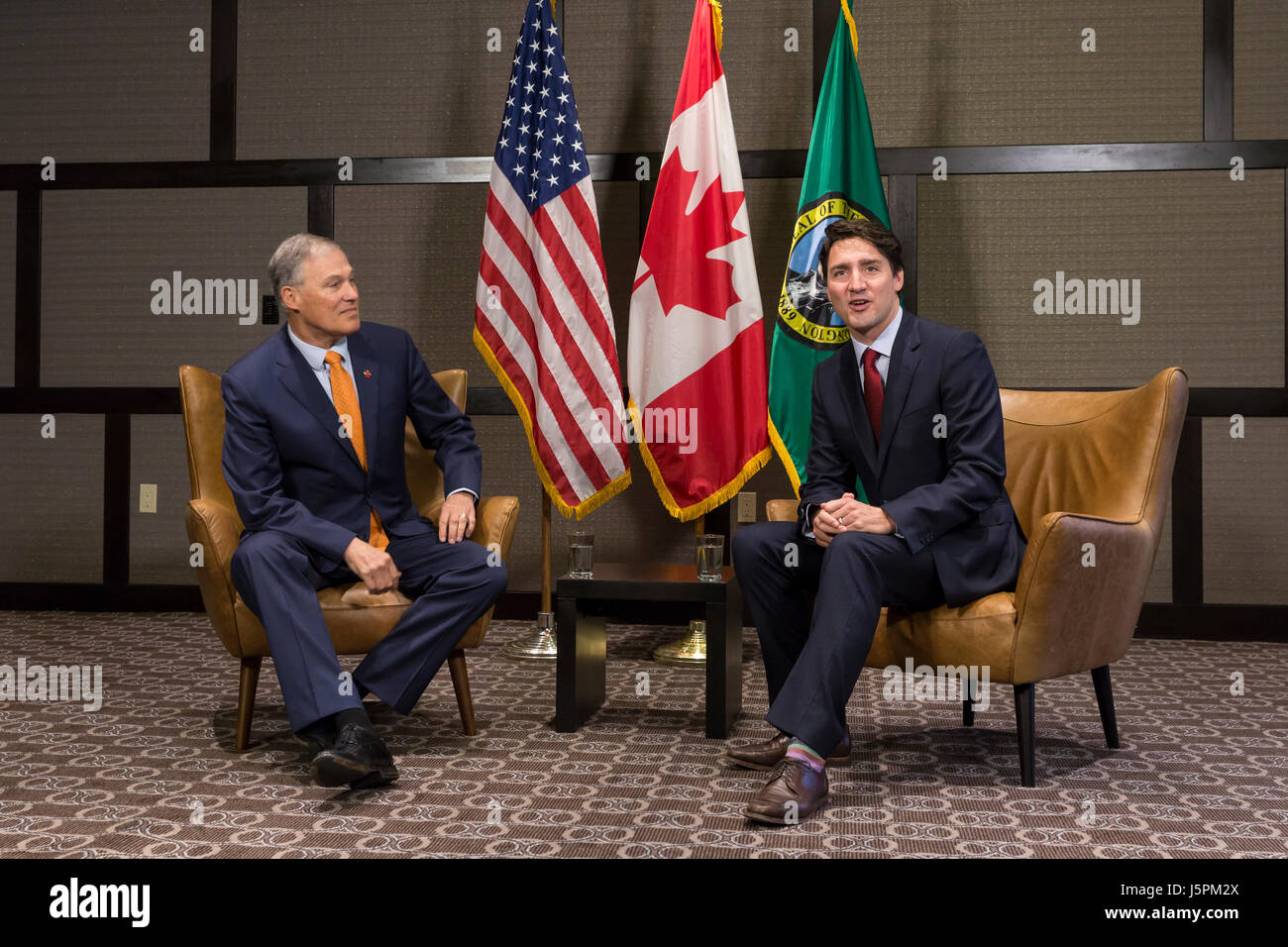 Seattle, Washington: il primo ministro canadese Justin Trudeau si incontra con il Governatore Jay Inslee per discutere le questioni pertinenti al nord-ovest del Pacifico. Trudeau e Inslee sono attesi per discutere delle opportunità per promuovere ulteriormente la collaborazione regionale in materia di commercio, trasporti, sviluppo del business e di azione per il clima. Stato di Washington e British Columbia stanno attualmente lavorando insieme attraverso diverse iniziative quali la fattibilità di ultra high-speed rail da Seattle a Vancouver, B.C. Credito: Paolo Gordon/Alamy Live News Foto Stock