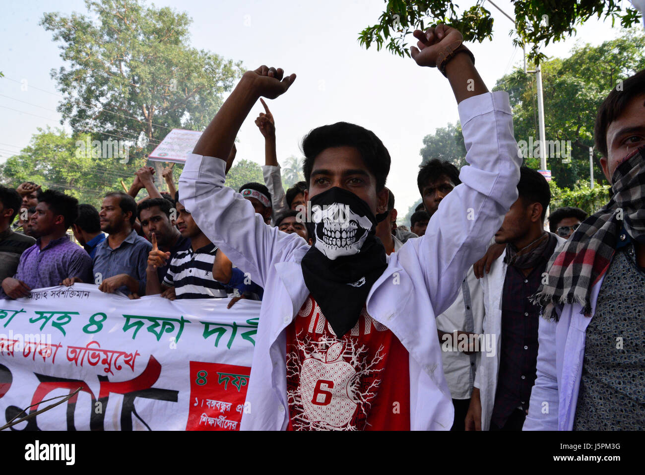 Dacca in Bangladesh. 18 Maggio, 2017. Gli studenti di Dhaka assistente medico Scuola di Formazione (mats) si sono scontrati con la polizia a Shahbagh a Dhaka, nel Bangladesh, il 18 maggio 2017 a impegnativo che incluso accesso alla seconda classe i lavori di governo e la portata per l'istruzione superiore in Medical College. Credito: Mamunur Rashid/Alamy Live News Foto Stock