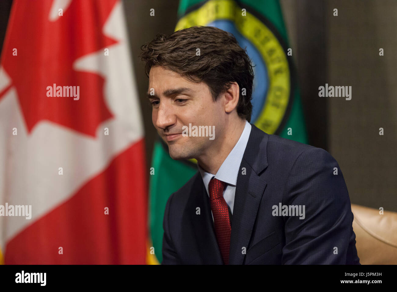 Seattle, Washington: il primo ministro canadese Justin Trudeau si incontra con il Governatore Jay Inslee per discutere le questioni pertinenti al nord-ovest del Pacifico. Trudeau e Inslee sono attesi per discutere delle opportunità per promuovere ulteriormente la collaborazione regionale in materia di commercio, trasporti, sviluppo del business e di azione per il clima. Stato di Washington e British Columbia stanno attualmente lavorando insieme attraverso diverse iniziative quali la fattibilità di ultra high-speed rail da Seattle a Vancouver, B.C. Credito: Paolo Gordon/Alamy Live News Foto Stock