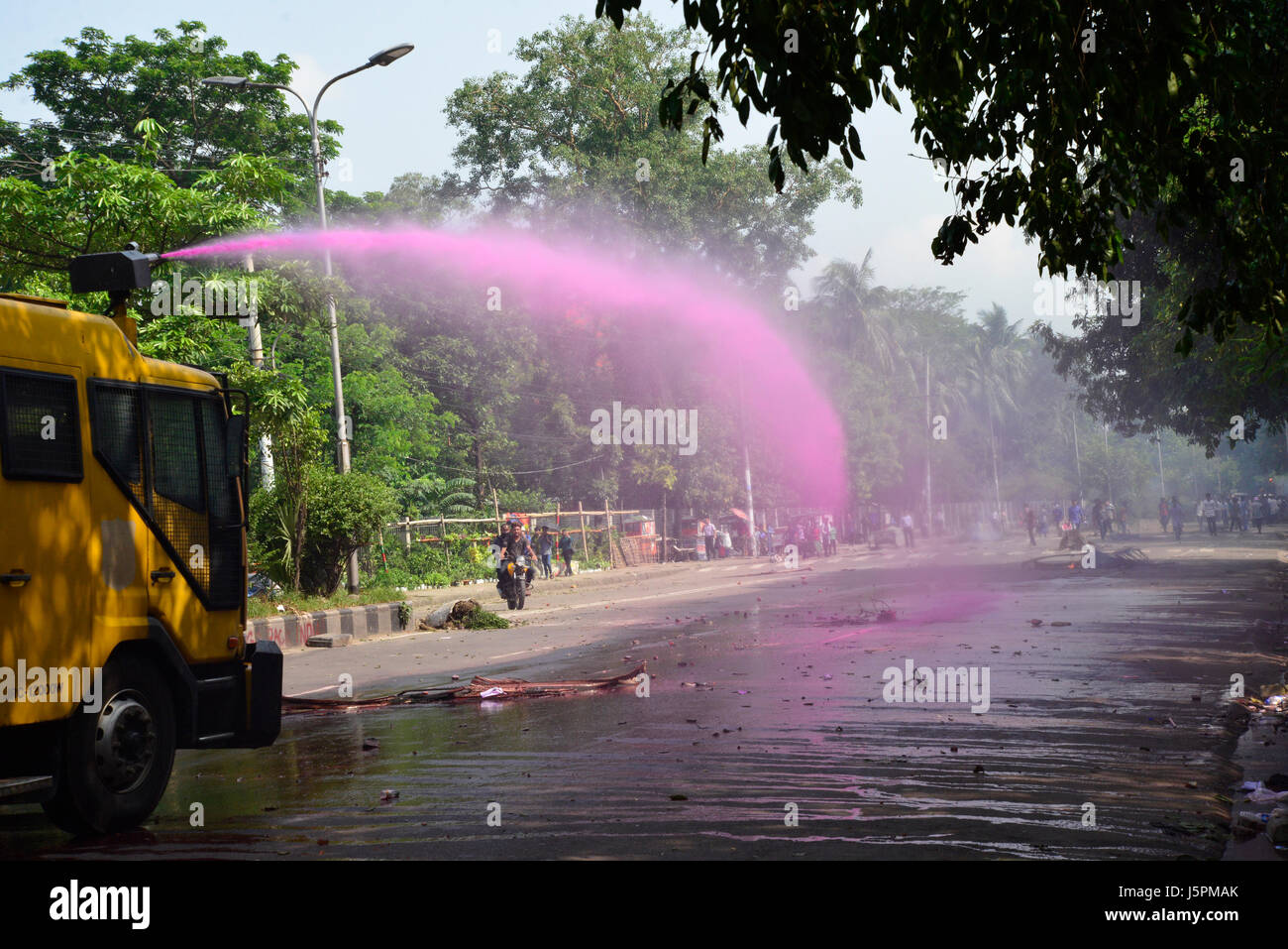 Dacca in Bangladesh. 18 Maggio, 2017. Gli studenti di Dhaka assistente medico Scuola di Formazione (mats) si sono scontrati con la polizia a Shahbagh a Dhaka, nel Bangladesh, il 18 maggio 2017 a impegnativo che incluso accesso alla seconda classe i lavori di governo e la portata per l'istruzione superiore in Medical College. Credito: Mamunur Rashid/Alamy Live News Foto Stock