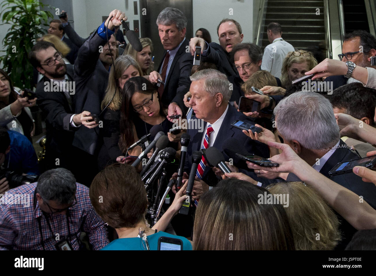 Washington, DC, Stati Uniti d'America. 18 Maggio, 2017. Il senatore LINDSEY GRAHAM (R-SC) parla con i giornalisti NEGLI STATI UNITI Capitol metropolitana dopo un senato chiuso briefing dal vice procuratore generale Rosenstein asta. Credito: Alex Edelman/ZUMA filo/Alamy Live News Foto Stock