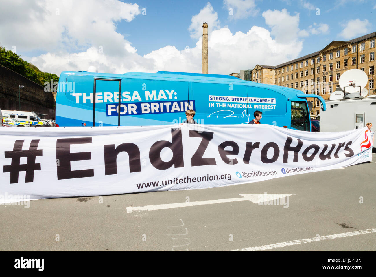 Halifax, Regno Unito. 18 Maggio, 2017. L'Unione Unite distendere un banner accanto al conservatore bus elettorale in Dean Clough Mills, Halifax. Credito: Graham Hardy/Alamy Live News Foto Stock