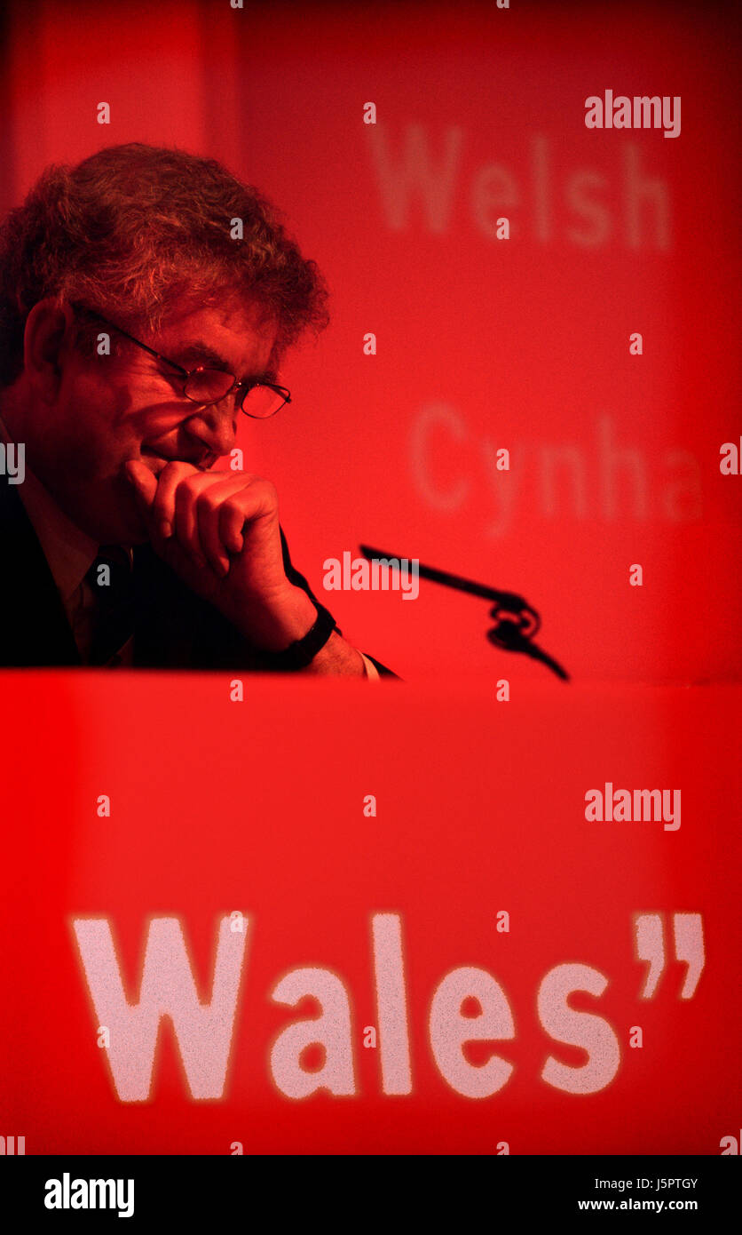 Rhodri Morgan (Manodopera) l'ex primo ministro del Welsh Assembly Government (2000 - 2009), intervenendo alla Welsh Labour Party Conference. Egli è stato ampiamente conosciuto come il "padre della deconcentrazione". Kiran Ridley/Ethos Foto Stock