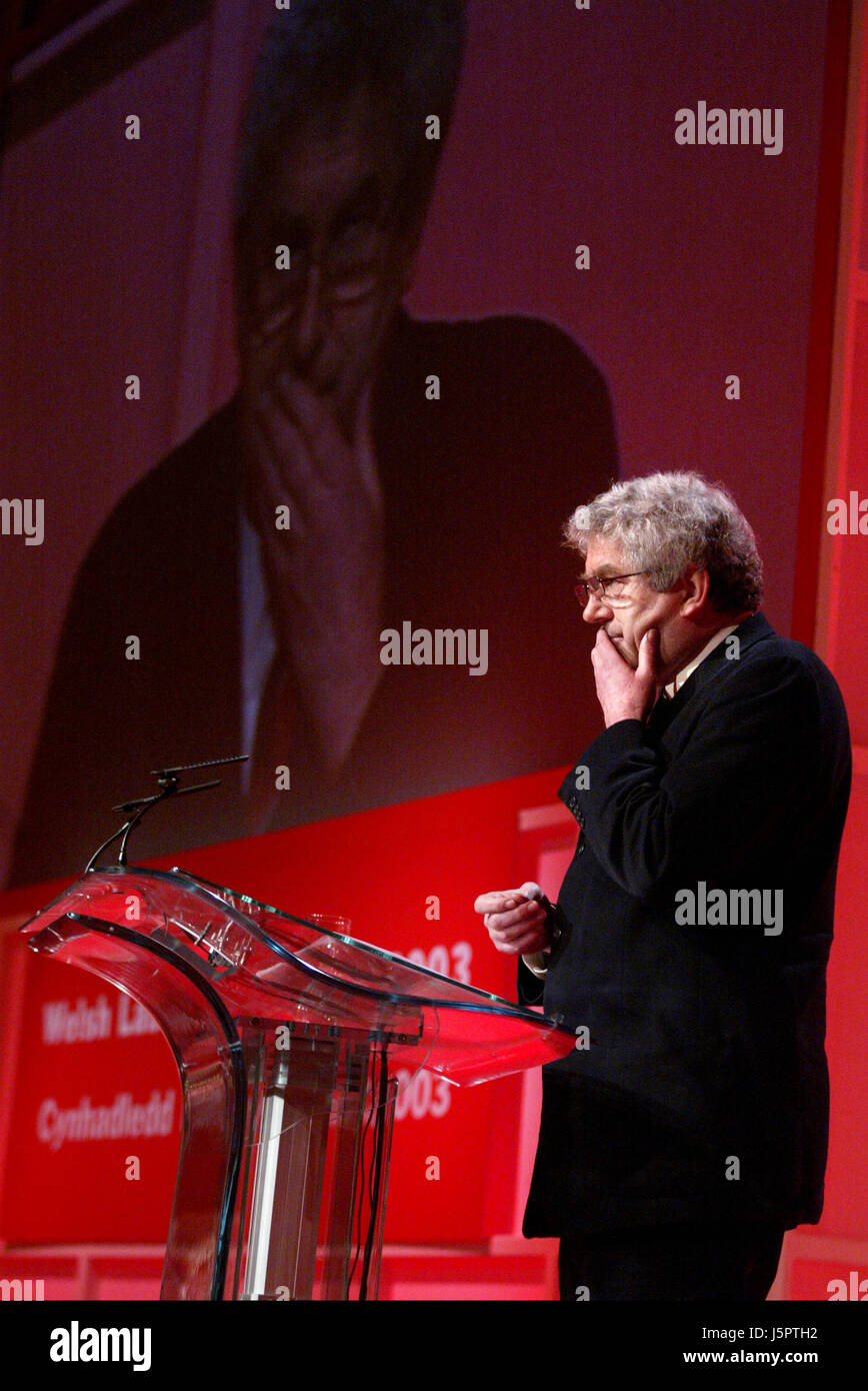 Rhodri Morgan (Manodopera) l'ex primo ministro del Welsh Assembly Government (2000 - 2009), intervenendo alla Welsh Labour Party Conference. Egli è stato ampiamente conosciuto come il "padre della deconcentrazione". Kiran Ridley/Ethos Foto Stock