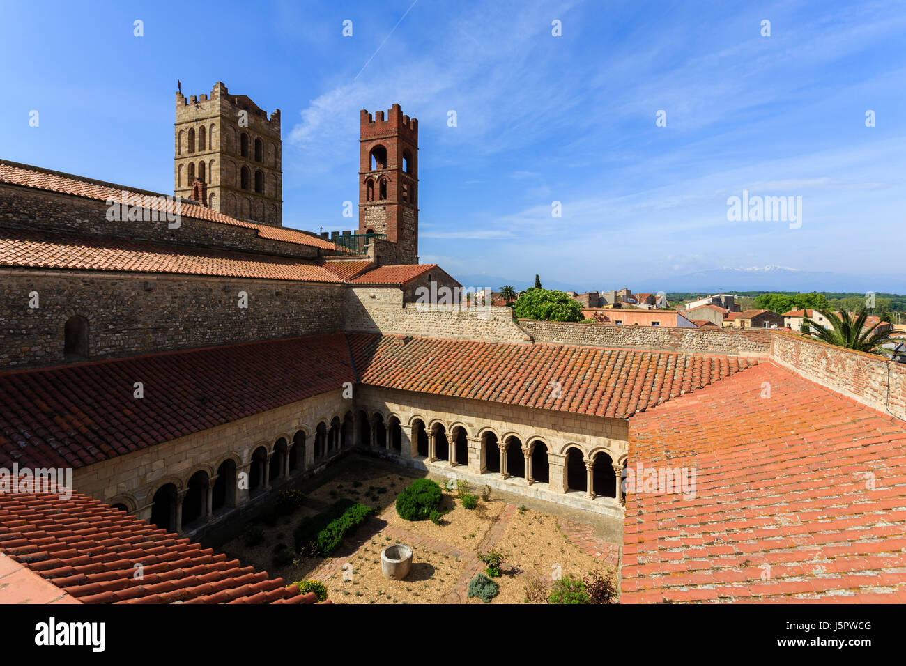 Francia, Pirenei Orientali, Elne, Cattedrale di Elne, chiostro romanico Foto Stock