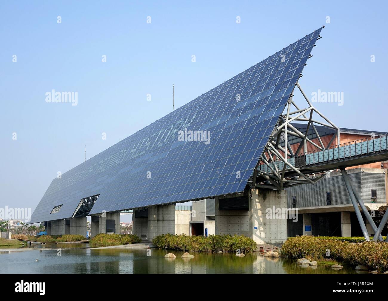 TAINAN, Taiwan -- 4 MARZO 2014: un gigantesco muro di pannelli solari è una caratteristica distintiva del Museo nazionale di storia di Taiwan nella città di Tainan cui w Foto Stock