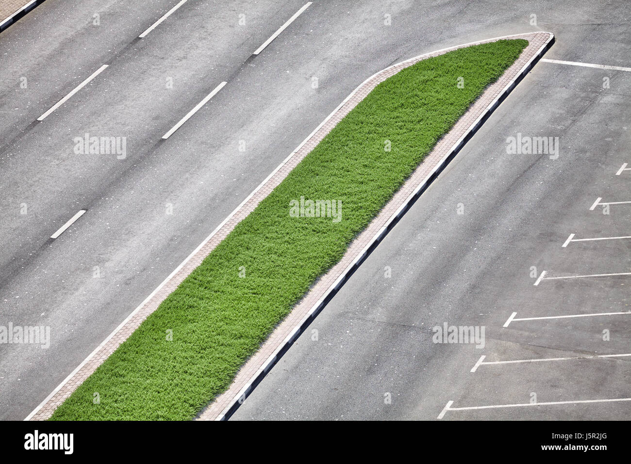 Fotografia aerea di un vuoto, la strada centrale di prenotazione e di un parcheggio. Foto Stock