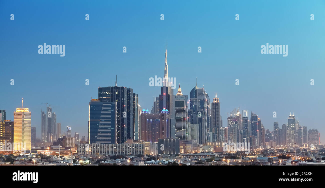 Dubai City downtown al crepuscolo, Emirati Arabi Uniti. Foto Stock