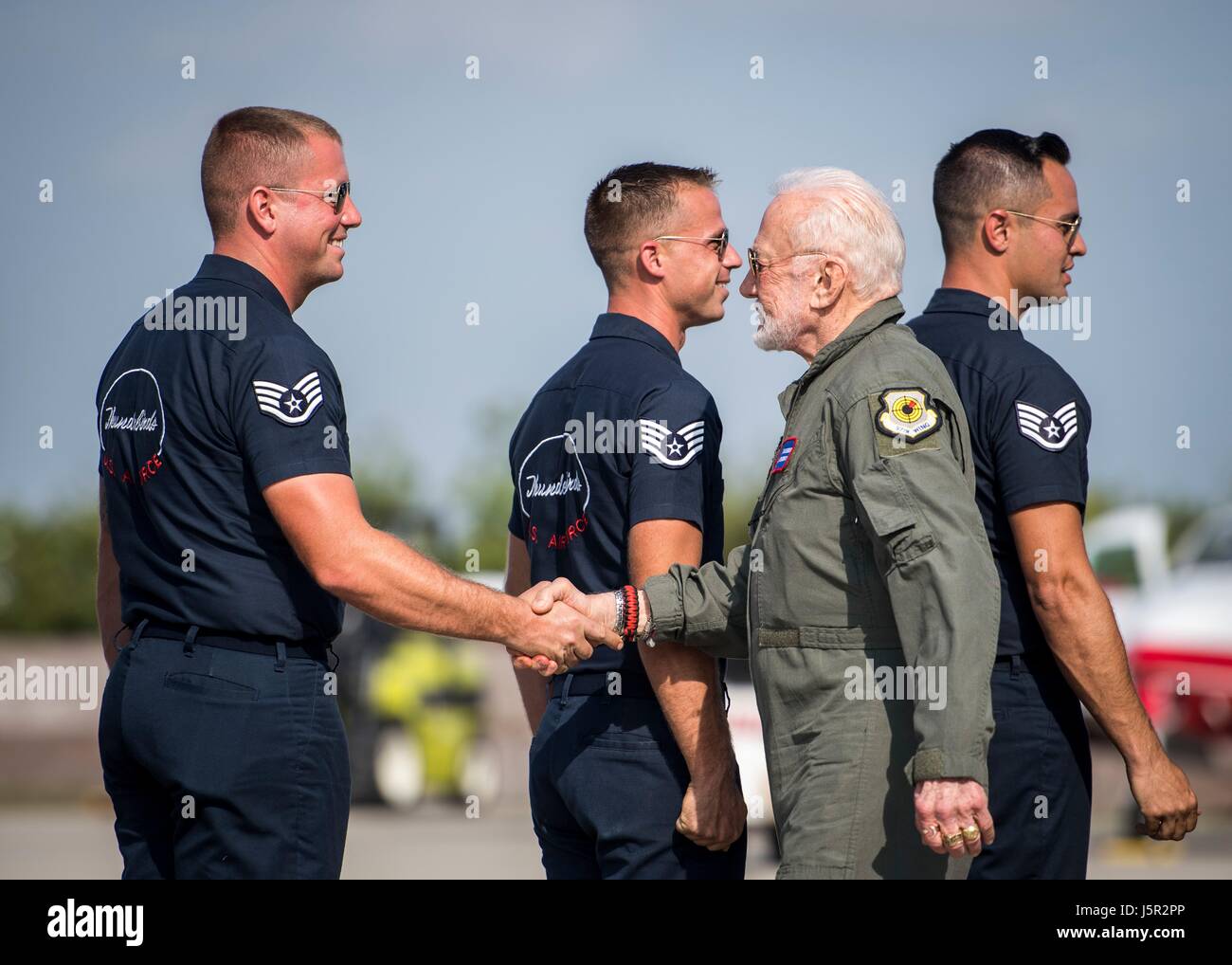 Ex astronauta della NASA Buzz Aldrin scuote le mani con i piloti degli stati uniti prima del suo volo con il USAF Thunderbirds antenna squadrone dimostrativo Aprile 2, 2017 in Melbourne Florida. (Foto di Jason Couillard /US Air Force via Planetpix) Foto Stock