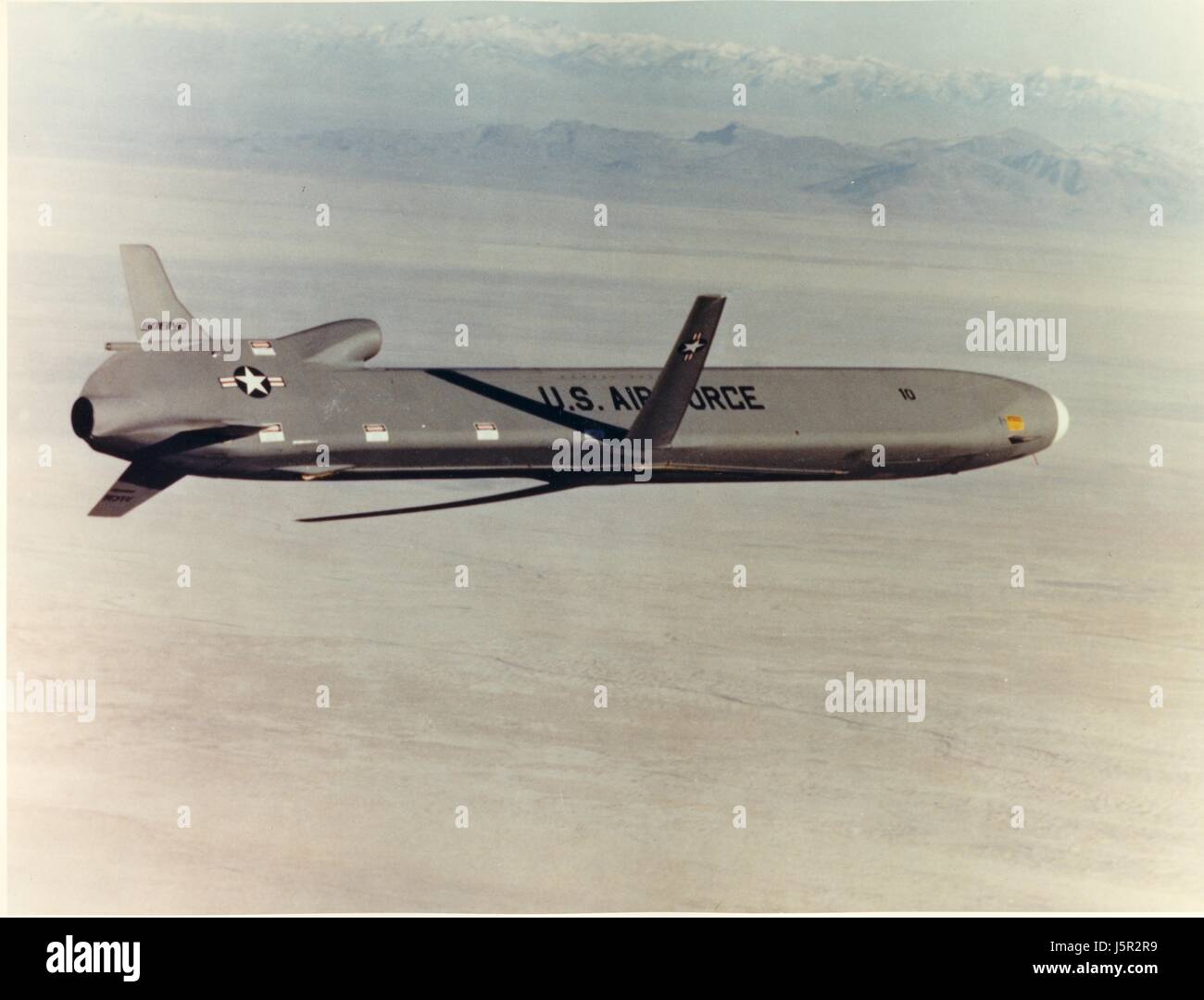 Un USAF AGM-86B aria subsonica-ha lanciato i missili cruise vola attraverso l'aria oltre il White Sands Missile Range 11 gennaio 1980 vicino a Las Cruces, Nuovo Messico. (Foto di Tinker Air Force Base Storia Office /US Air Force via Planetpix) Foto Stock