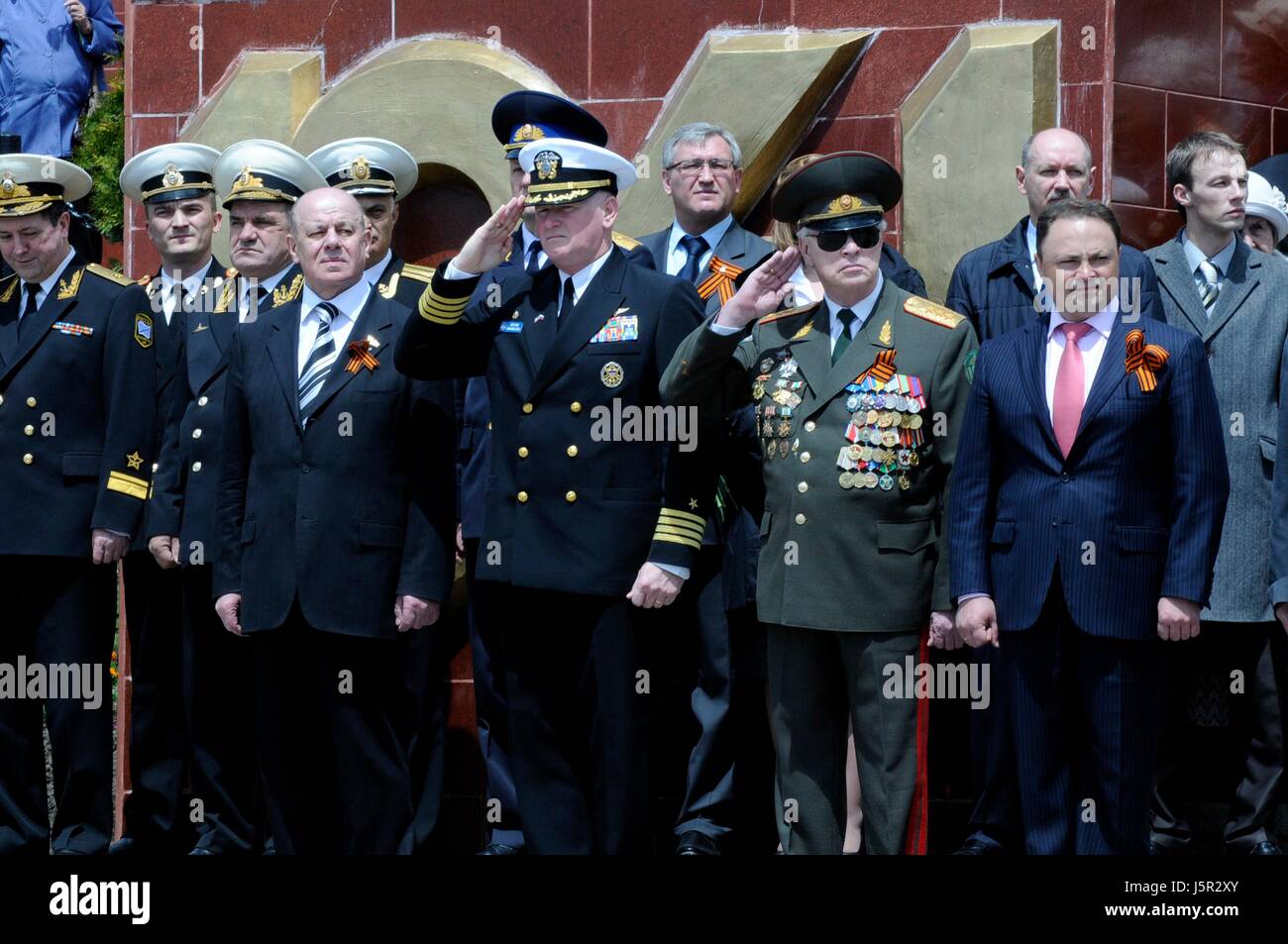 Stati Uniti Navy Comandante Rudy Lupton (centro) saluta un marina russa band come essi passano per la battaglia di gloria della Federazione Russa della flotta del Pacifico Memorial durante una cerimonia che si terrà il 8 maggio, 2010 a Vladivostok, Russia. La cerimonia di commemorazione ha segnato il sessantacinquesimo anniversario della vittoria giorno, un cittadino russo vacanza per celebrare la fine della Seconda Guerra Mondiale. (Foto di Cynthia Griggs /US Navy via Planetpix) Foto Stock