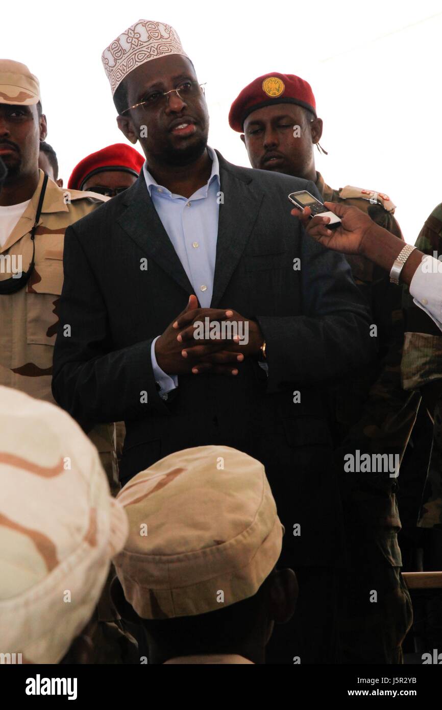 Il Presidente somalo Sheikh Sharif Sheikh Ahmed parla al governo federale di transizione (Tfg) soldati al nuovo TFG training camp Settembre 15, 2011 a Mogadiscio, in Somalia. (Foto di Anthony Hunt/ANISOM via Planetpix) Foto Stock