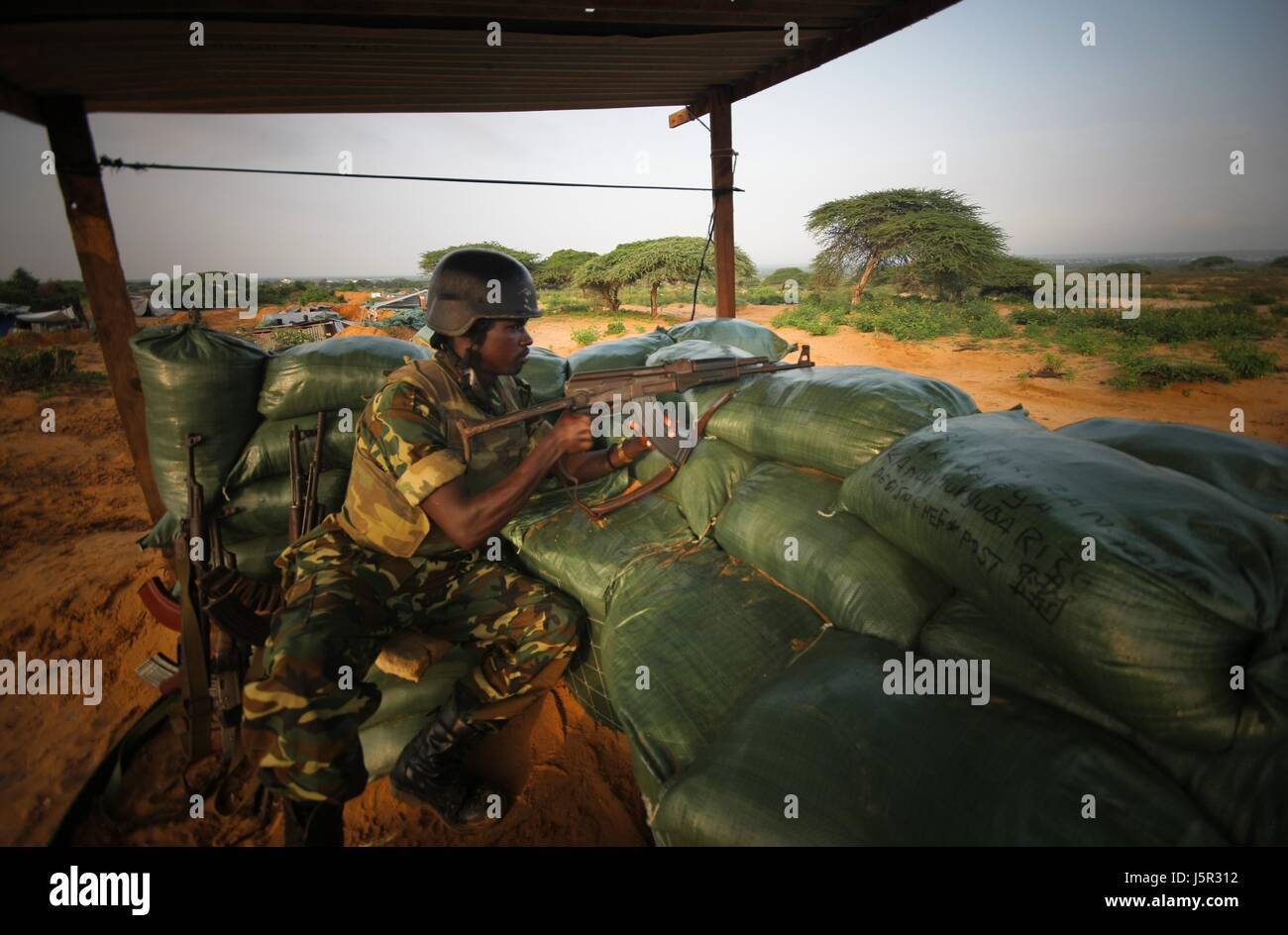 Missione dell Unione Africana in Somalia (AMISOM) soldati burundesi uomo la frontline in un territorio recentemente conquistato da insorti nel distretto Deynile Novembre 18, 2011 vicino a Mogadiscio, Somalia. (Foto di Stuart Prezzo/ANISOM via Planetpix) Foto Stock