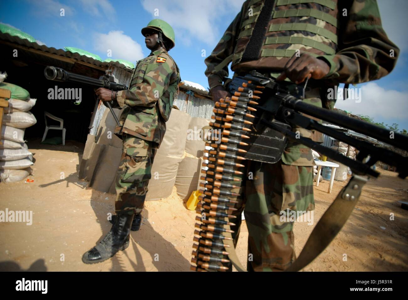 Una missione dell Unione Africana in Somalia (AMISOM) soldati ugandesi a guardia della frontline del quartiere Yaaqshiid, dove AMISOM forze hanno spinto al Shabaab militanti Novembre 23, 2011 vicino a Mogadiscio, Somalia. (Foto di Stuart Prezzo/ANISOM via Planetpix) Foto Stock