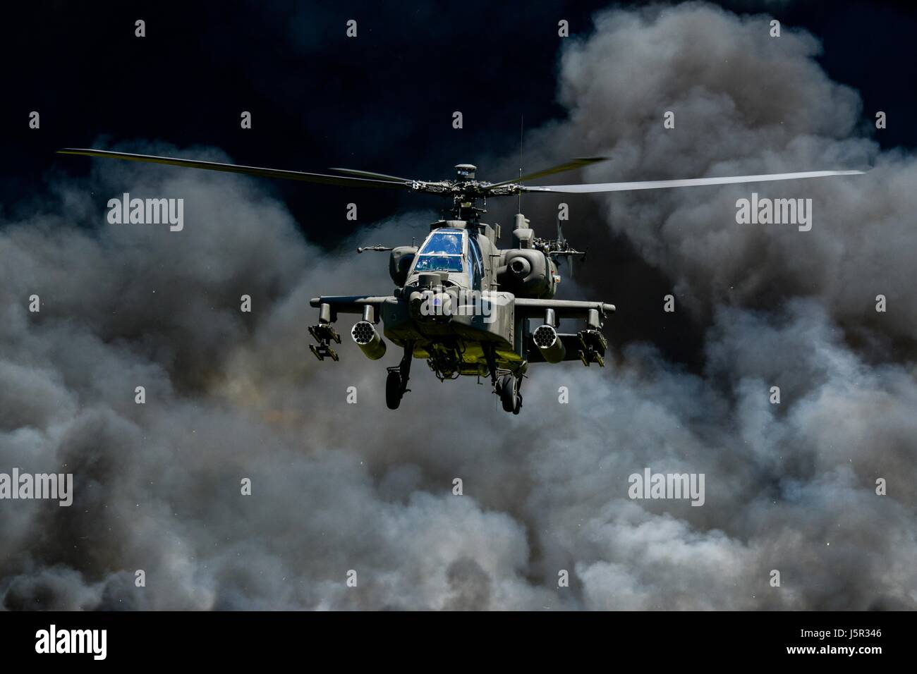 Un U.S. Esercito AH-64D attacco Apache elicottero Vola di fronte a un muro di fuoco durante la Carolina del Sud la Guardia Nazionale in aria e a terra Expo presso la McEntire comune di Guardia Nazionale Base Maggio 6, 2017 in Hopkins, Carolina del Sud. (Foto di Jorge Intriago /US Airforce foto via Planetpix) Foto Stock