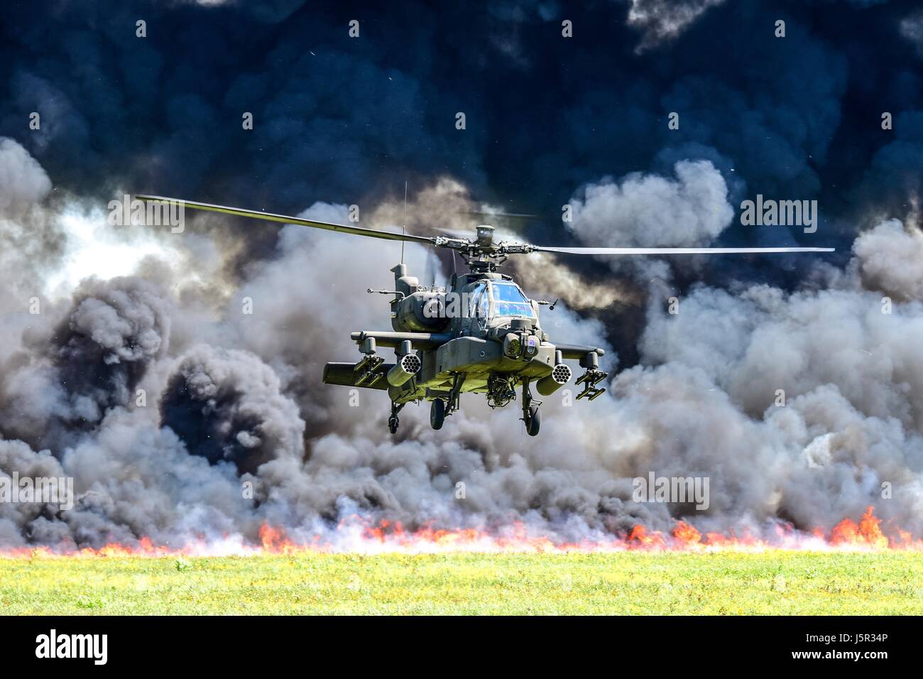 Un U.S. Esercito AH-64D attacco Apache elicottero Vola di fronte a un muro di fuoco durante la Carolina del Sud la Guardia Nazionale in aria e a terra Expo presso la McEntire comune di Guardia Nazionale Base Maggio 6, 2017 in Hopkins, Carolina del Sud. (Foto di Jorge Intriago /US Airforce foto via Planetpix) Foto Stock