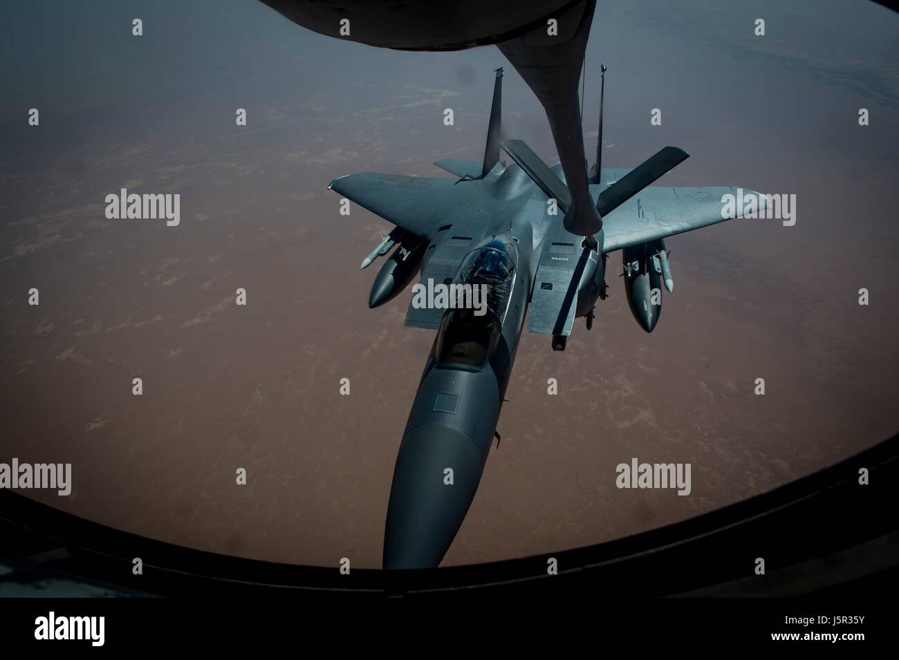 Un USAF F-15 Strike Eagle strike fighter aircraft refuels dalla USAF KC-135 Stratotanker antenna aerei di rifornimento in volo durante una operazione inerente risolvere missione Maggio 9, 2017 su Qatar. (Foto di Michael battaglie /US Air Force via Planetpix) Foto Stock Un USAF F-15 Strike Eagle strike fighter aircraft refuels dalla USAF KC-135 Stratotanker antenna aerei di rifornimento in volo durante una operazione inerente risolvere missione Maggio 9, 2017 su Qatar. (Foto di Michael battaglie /US Air Force via Planetpix) Foto Stock
