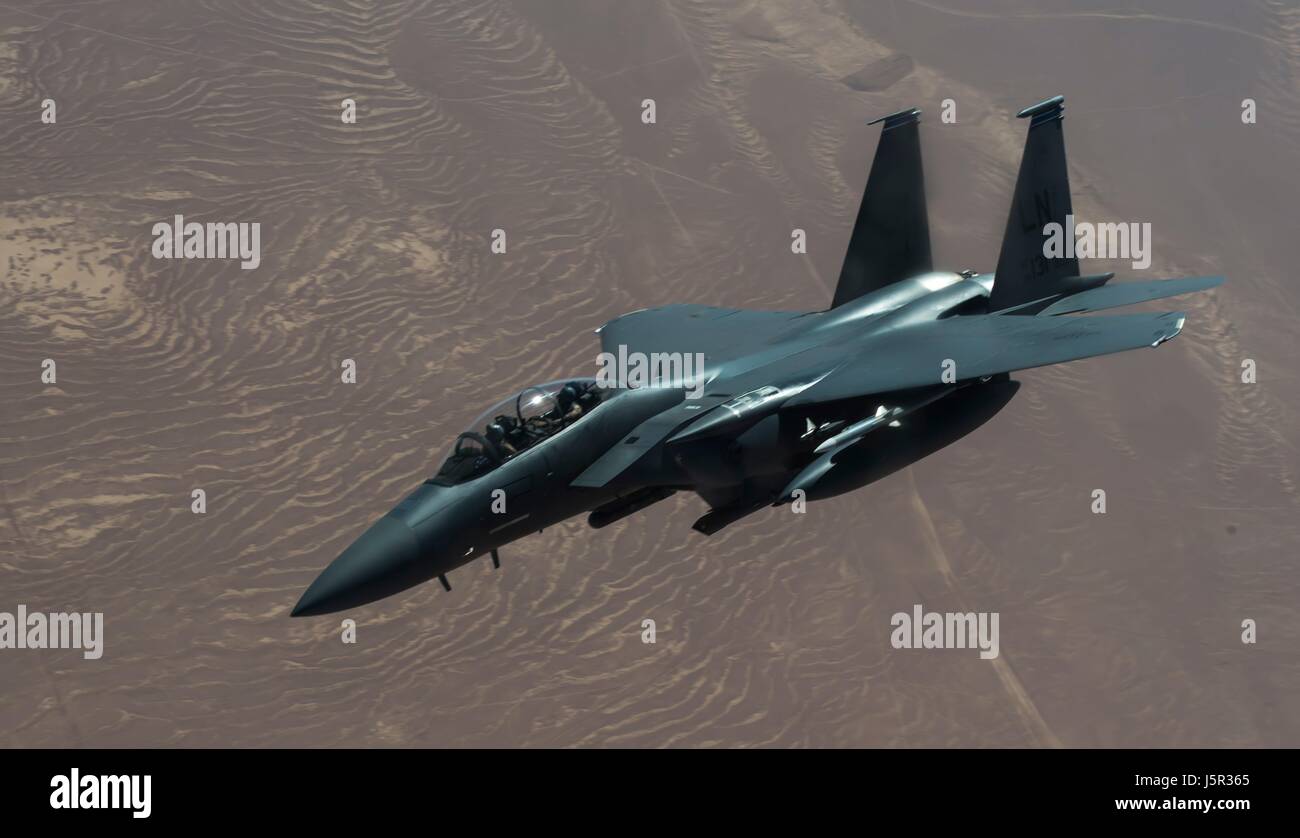 Un USAF F-15 Strike Eagle strike fighter aircraft in volo per una operazione inerente risolvere missione Maggio 9, 2017 su Qatar. (Foto di Michael battaglie /US Air Force via Planetpix) Foto Stock