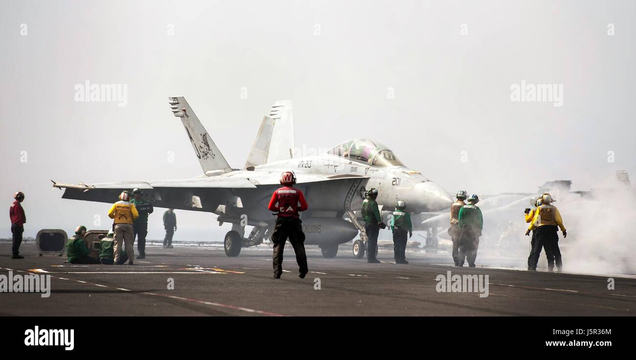 Un USN F/A-18F Super Hornet jet da combattimento aereo atterra sul ponte di volo a bordo della USN Nimitz-class portaerei USS George H.W. Bush il 7 maggio 2017 nel Golfo Arabico. (Foto di Christopher Gaines /US Navy via Planetpix ) Foto Stock