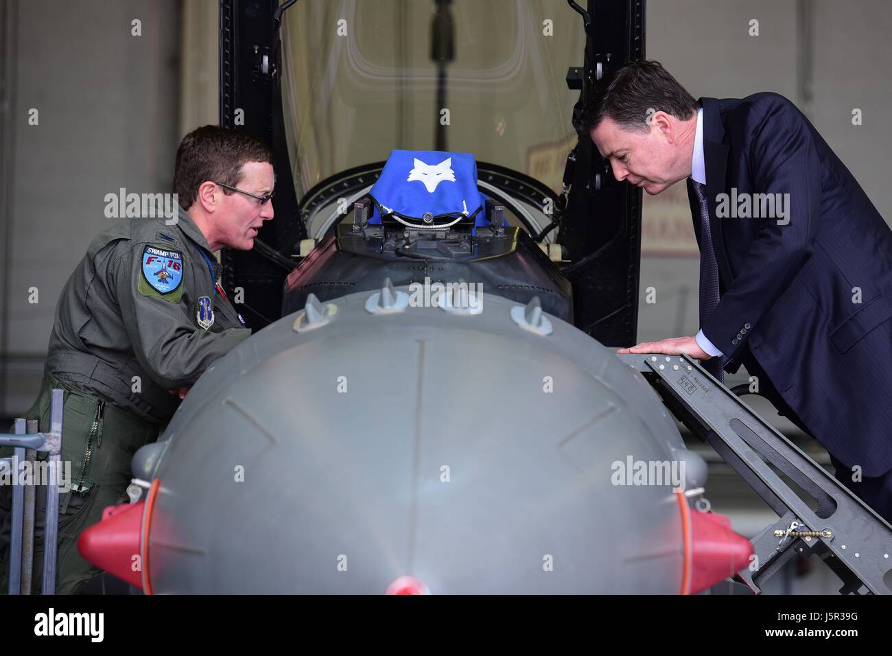 Il USAF Commander Nicholas Gentile Jr. (sinistra) mostra Investigation Direttore James Comey un F-16 Fighting Falcon jet fighter aircraft a McEntire congiunta nazionale di base di guardia Marzo 22, 2017 in Hopkins, Carolina del Sud. (Foto di Megan Floyd /US Air National Guard via Planetpix) Foto Stock