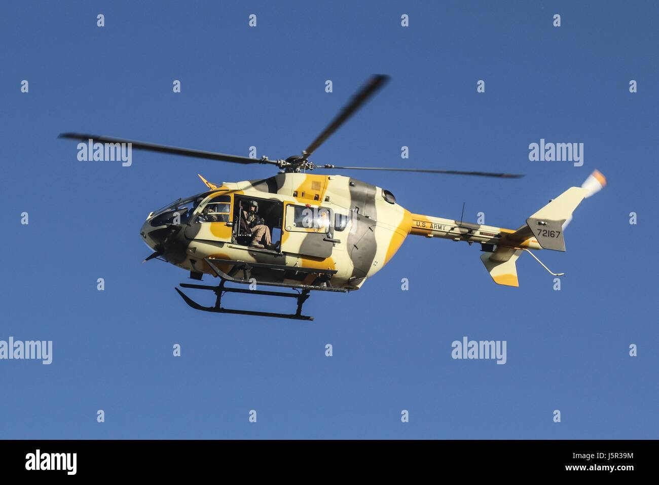 Un U.S. Esercito UH-72 utility Lakota elicottero sorvola il Centro Nazionale di Allenamento Nur village durante un assalto esercizio 4 Maggio 2017 a Fort Irwin, California. (Foto di Austin Anyzeski /US Army via Planetpix) Foto Stock