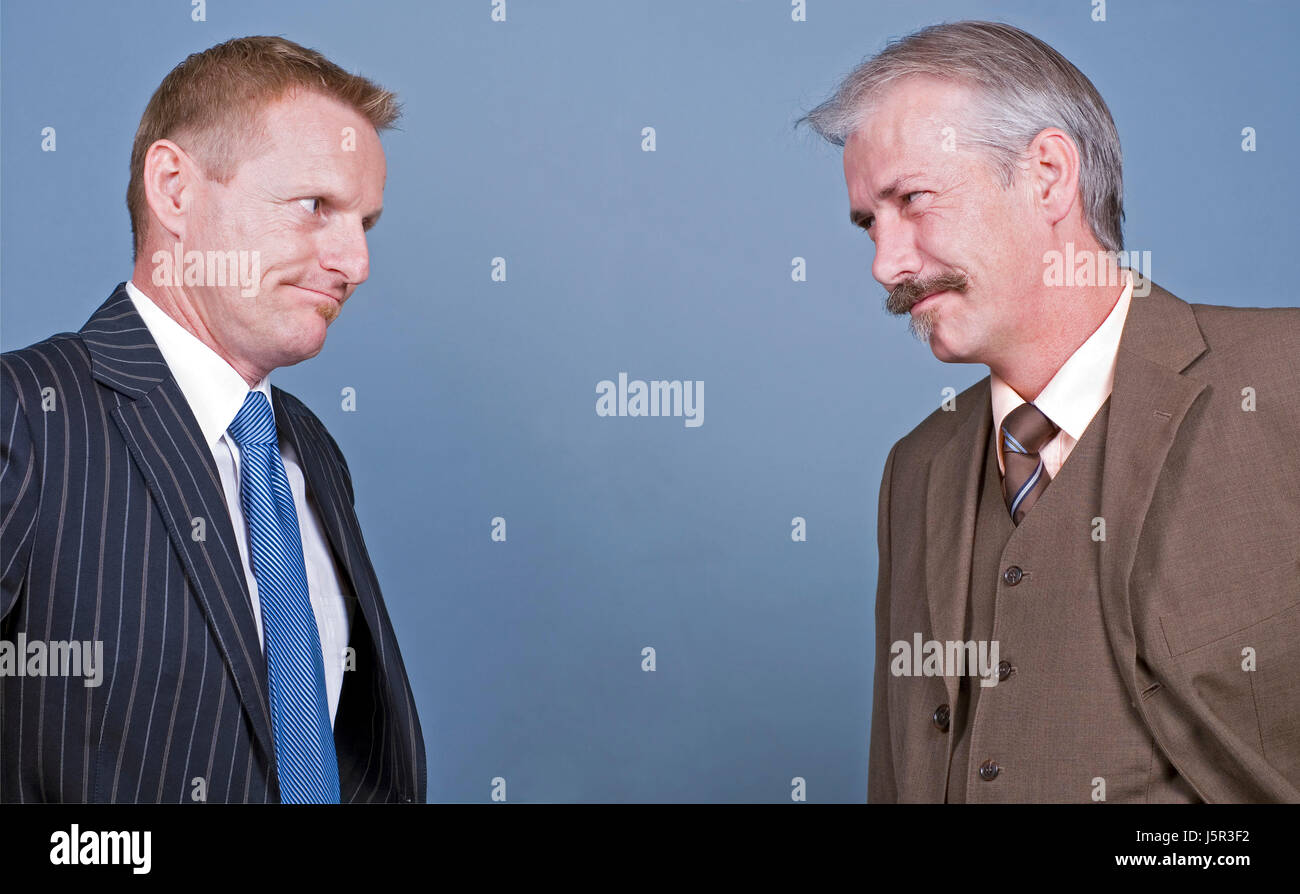 Conversazione ufficio gesticulate discutere discussione ritratto di contrasto guardare Foto Stock