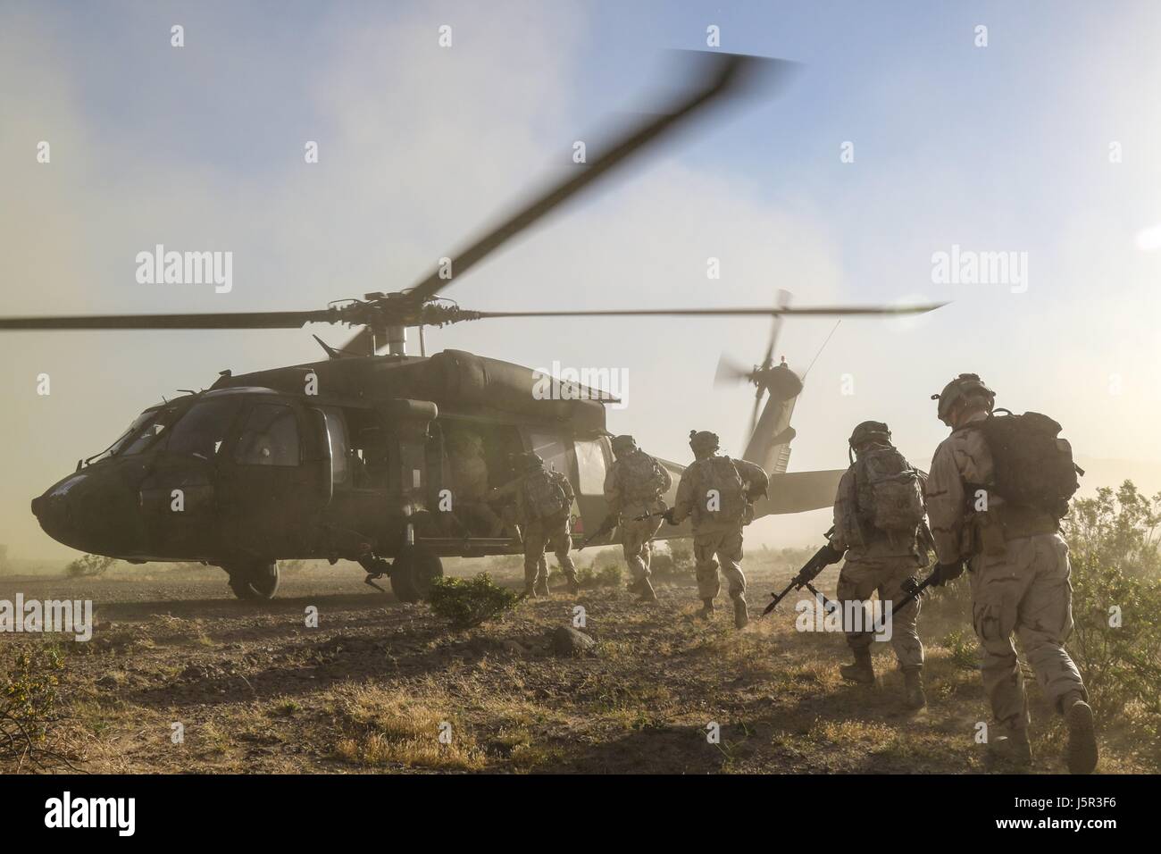 I soldati degli Stati Uniti di caricare in un U.S. Esercito UH-60 Black Hawk elicottero utility durante un esercizio di formazione presso il Centro Nazionale di allenamento Maggio 4, 2017 a Fort Irwin, California. (Foto di Austin Anyzeski /US Army via Planetpix) Foto Stock