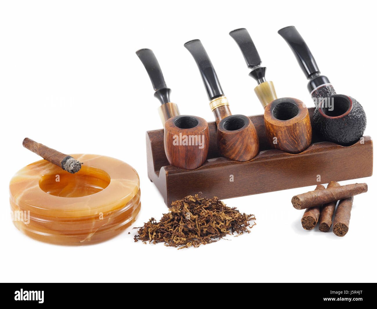 Italiano di prodotti del tabacco. Toscano metà sigari, pipe di tagliare il tabacco e pipe in legno. Foto Stock