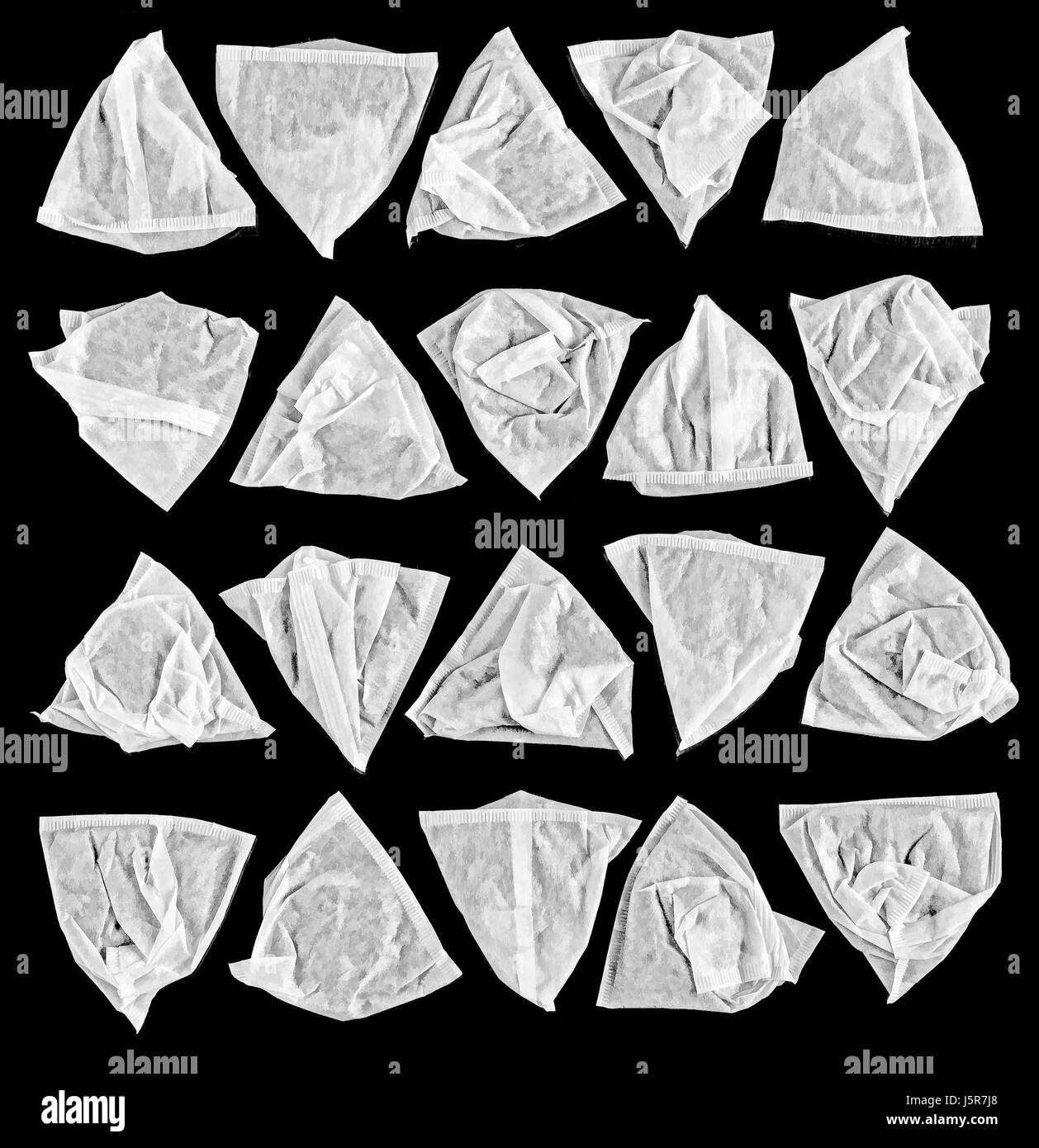 Immagine monocromatica della piramide bianca bustine di tè disposti su uno sfondo nero. Foto Stock