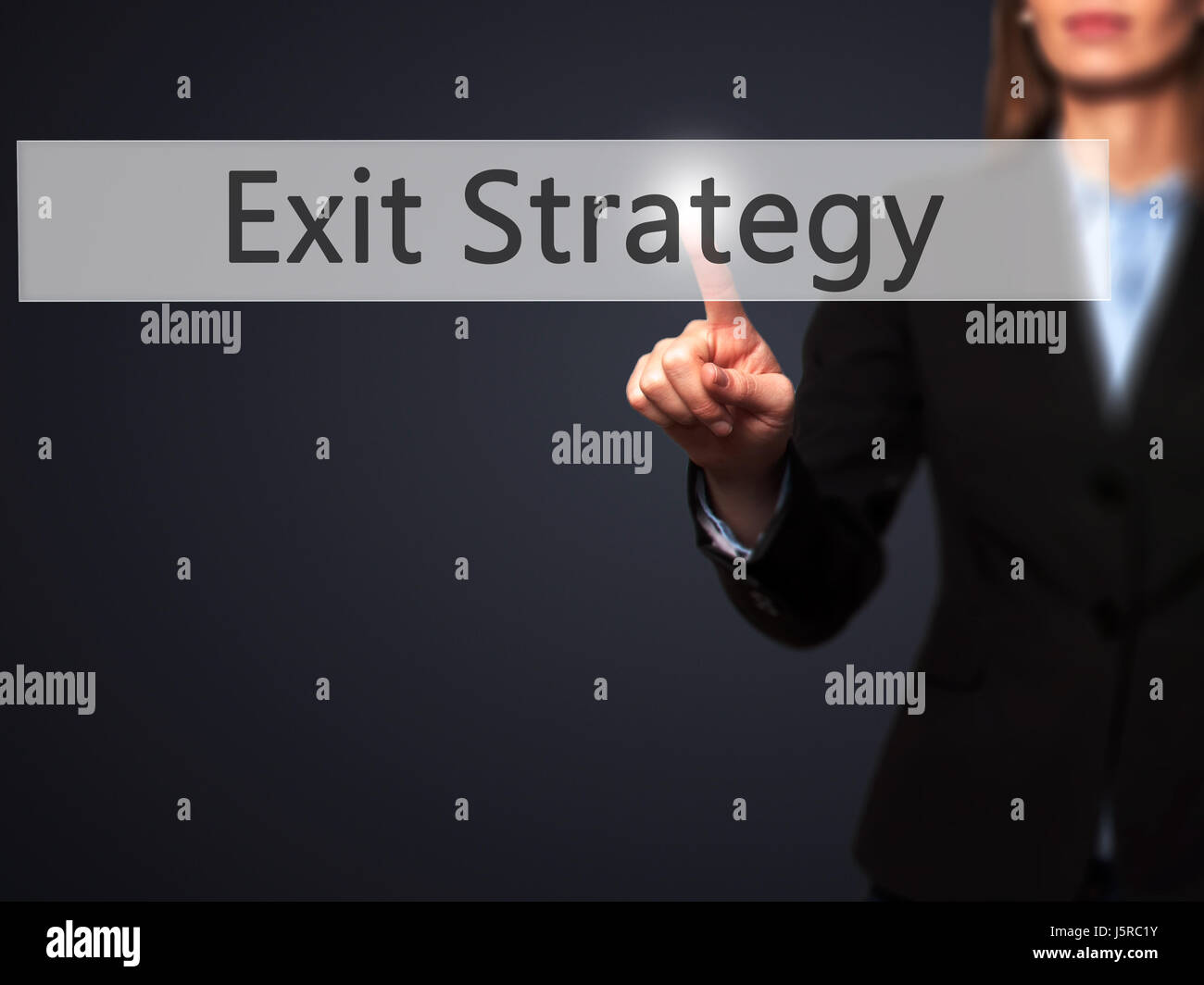 Exit Strategy - Imprenditrice mano premendo il pulsante sul touch screen interfaccia. Business, tecnologia internet concetto. Stock Photo Foto Stock