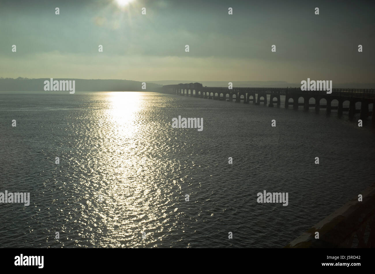 ponte ferroviario dh River Tay DUNDEE SCOTLAND Tay storici ponti scozzesi argentati fieno fiume prima classe storia del regno unito Foto Stock