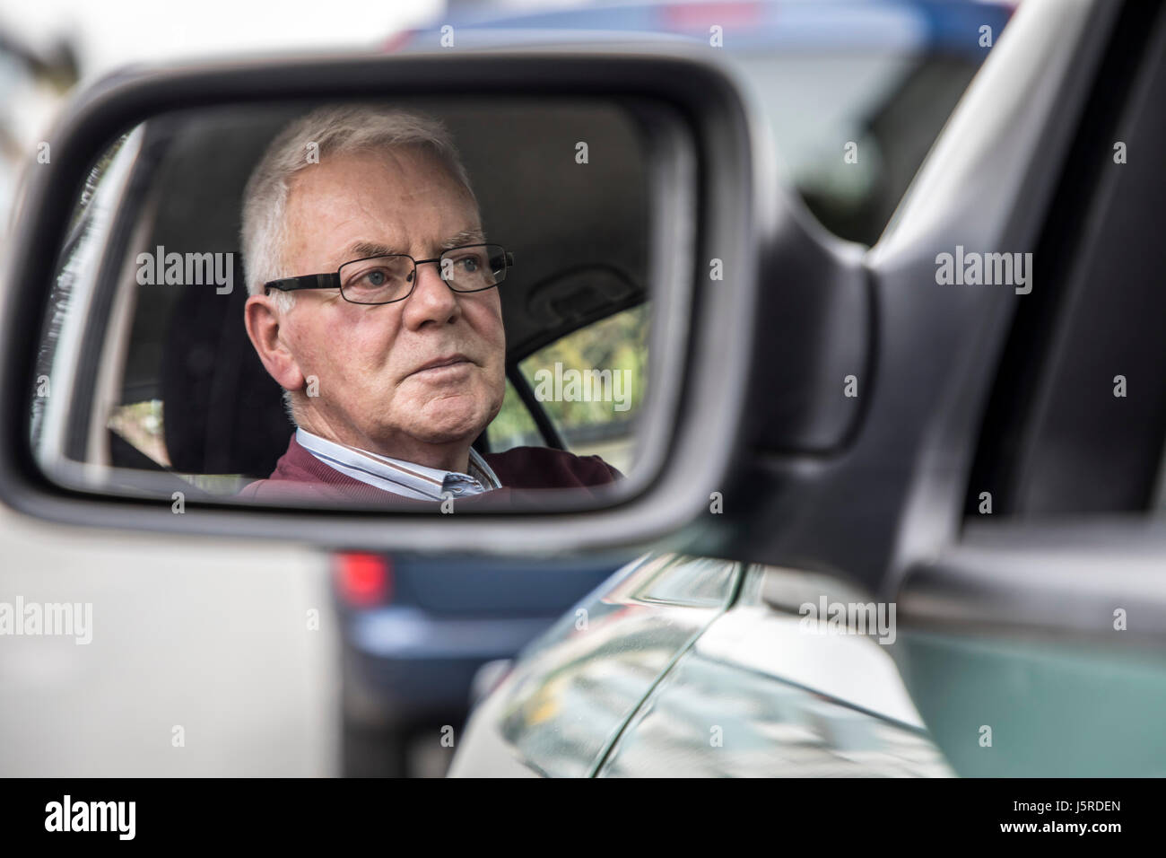 Vecchio gentleman, senior, il titolare di pensione o di rendita, oltre 75 anni, unità della sua auto, specchietto retrovisore, Foto Stock