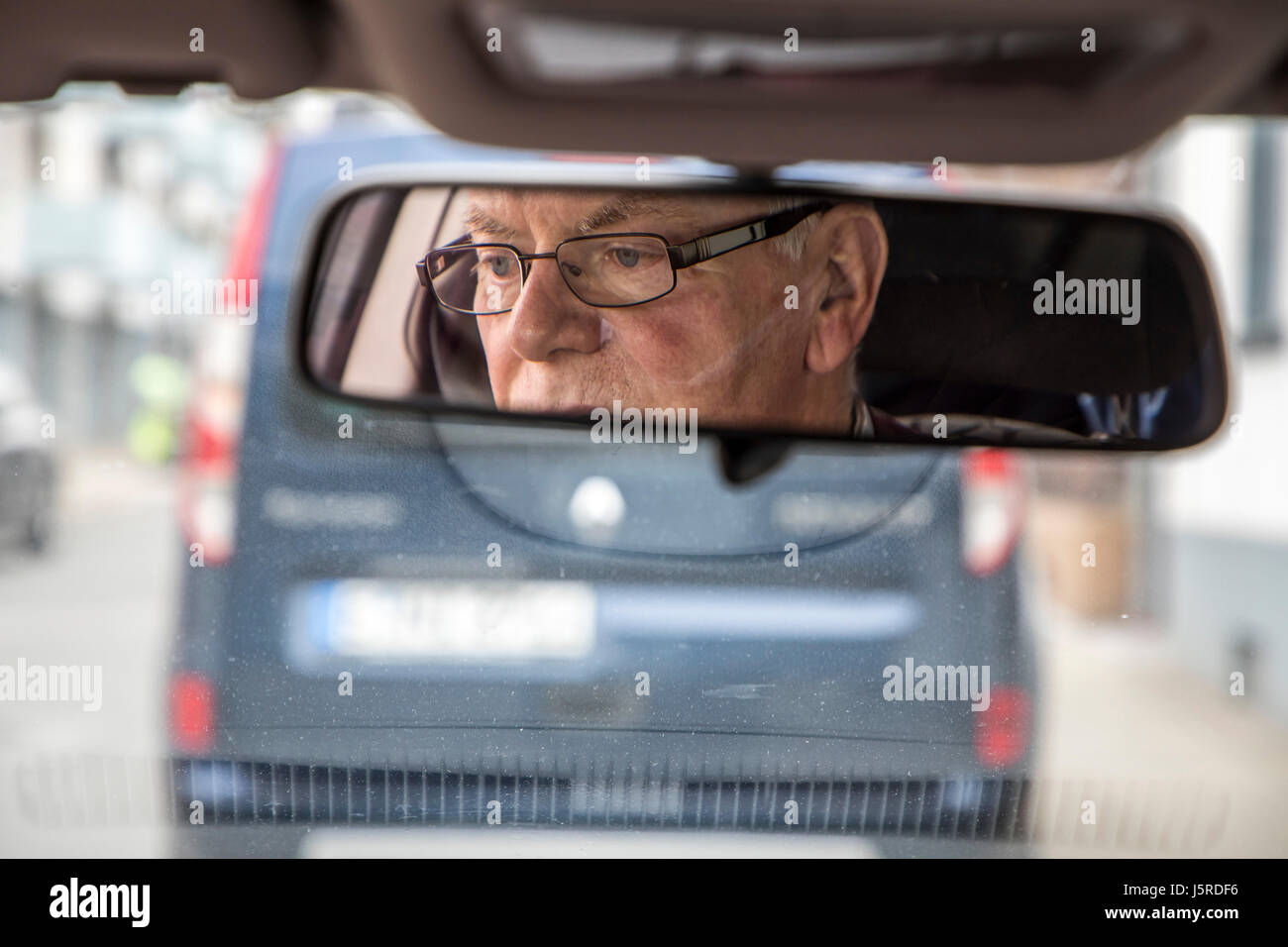 Vecchio gentleman, senior, il titolare di pensione o di rendita, oltre 75 anni, unità della sua auto, specchietto retrovisore, Foto Stock