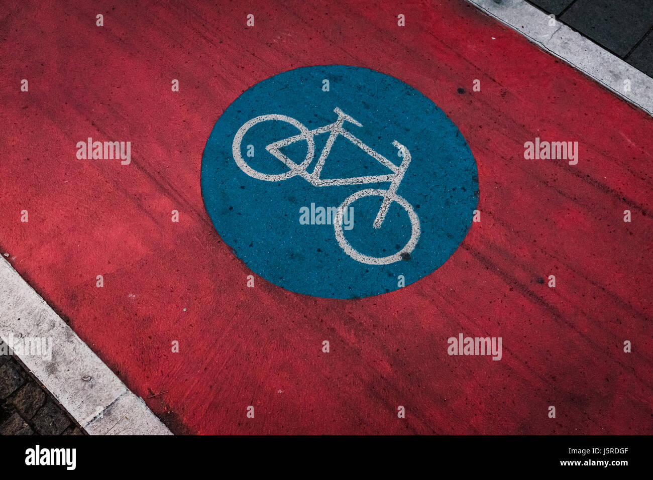 Bike solo segno nella città con percorsi in bicicletta Foto Stock