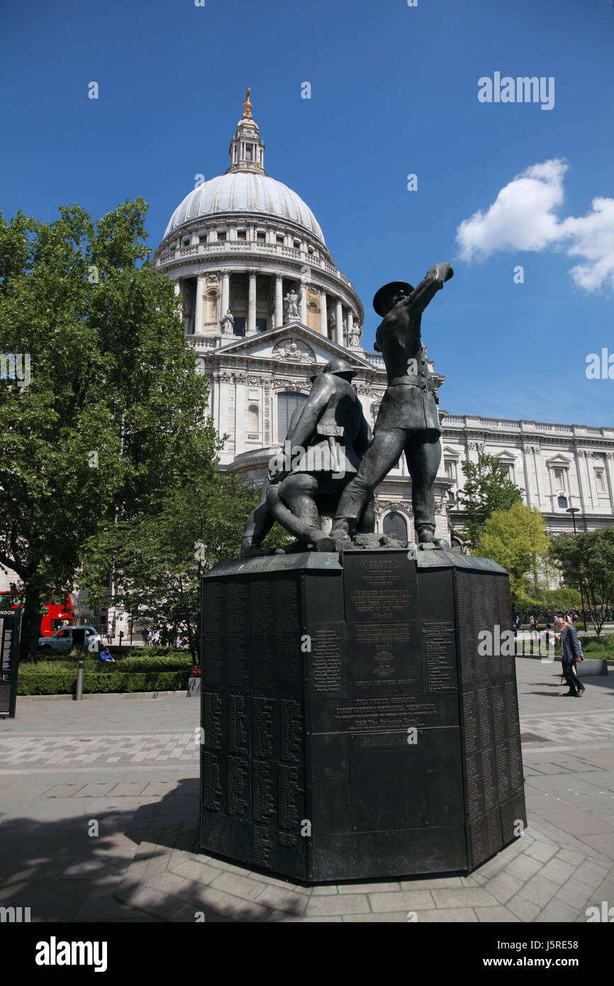 I Vigili del Fuoco Nazionale Memorial a tutti i vigili del fuoco che hanno perso la vita nella linea del dovere, nella parte anteriore della Cattedrale di Saint Paul, Londra Foto Stock