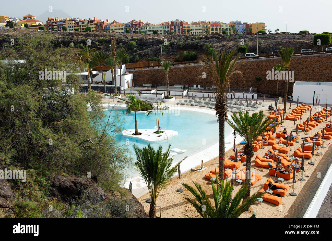 Adeje, Santa Cruz de Tenerife, Spagna - 25 dicembre, 2016. Bella vista sulla piscina in Hard Rock hotel complex, provincia Santa orcio, Tenerife, Foto Stock