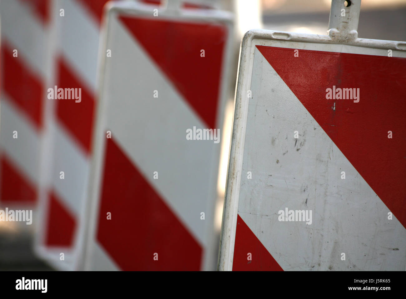Segnale di segno di trasporto del traffico europeo vuoto caucasica segnaletica striato Foto Stock