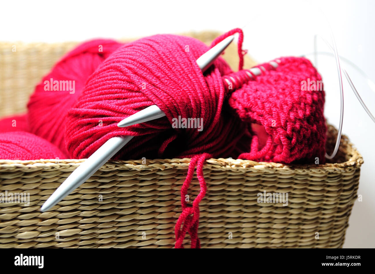 Maglia di lana maglie artigianale sfera di lavorazione a maglia di lana di colore rosso stricknadeln maschenprobe Foto Stock