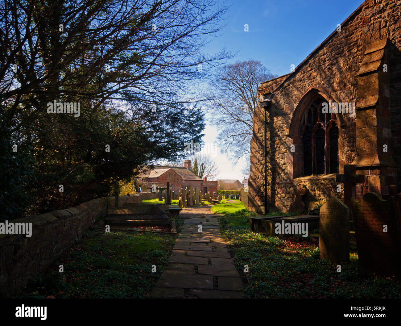 Percorso verso il luogo di riposo, graves dietro St Helen's Chiesa, Churchtown Foto Stock