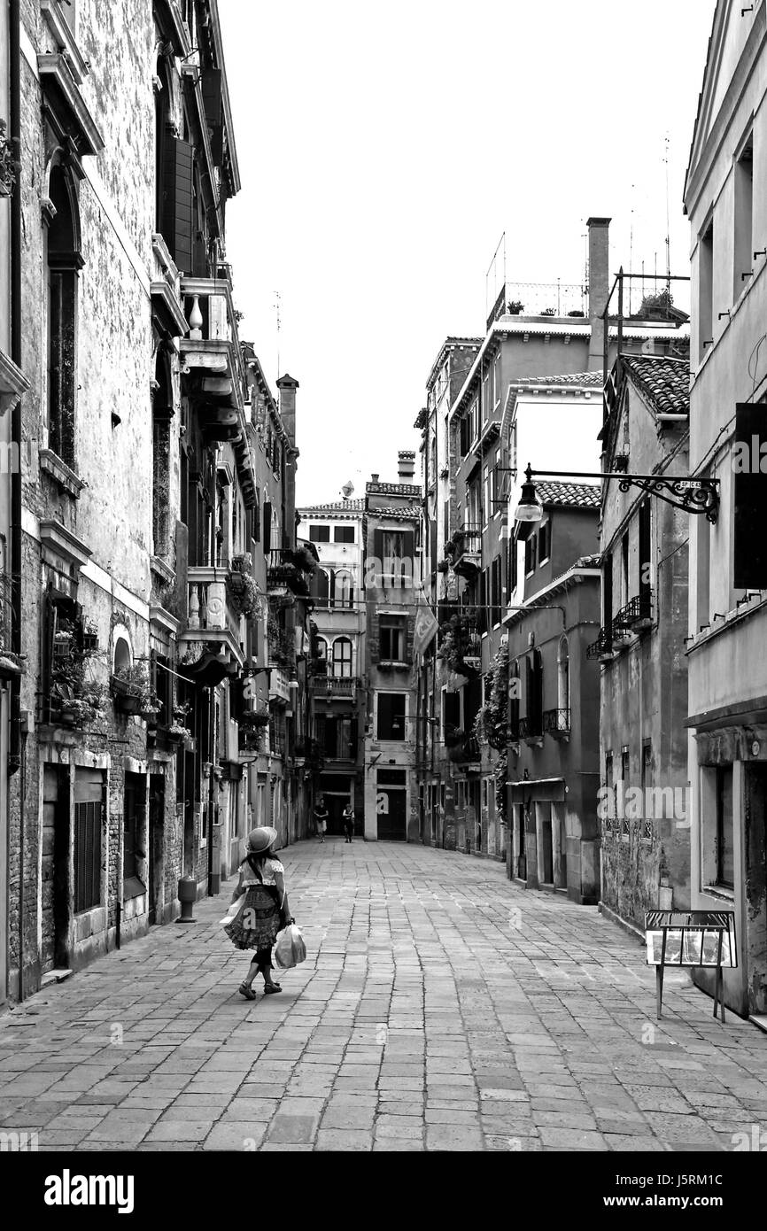Case bw venezia pianura di decadimento da soli lonely italia vecchio impressionen gasse Foto Stock