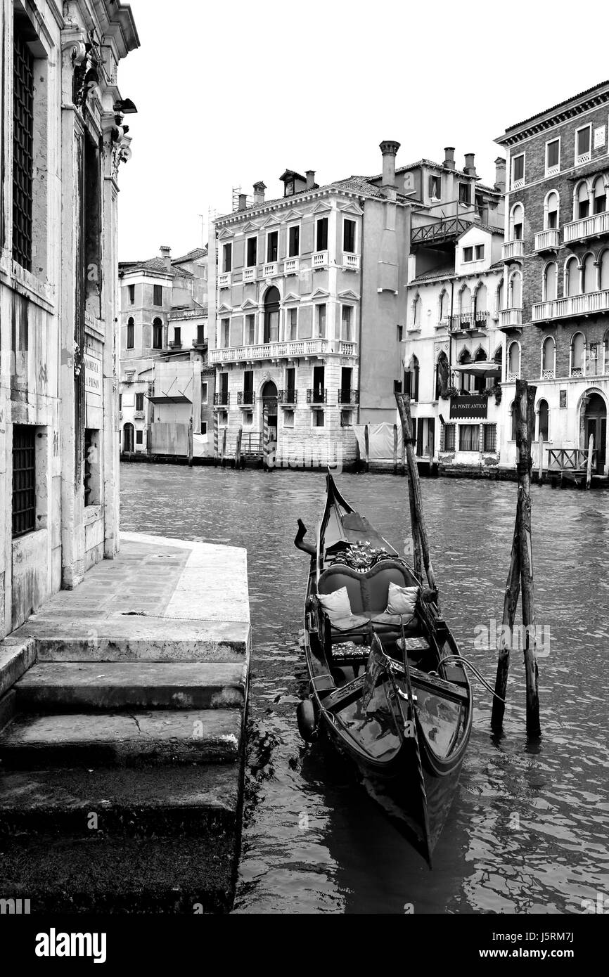 Case bw gondola venezia tenements pianura di decadimento da soli lonely italia vecchio Foto Stock