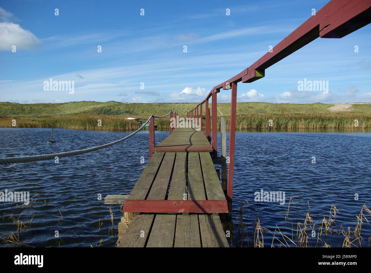 Ponte di legno lamellare angolo Danimarca pesce pesca barca motonave acqua fresca lago Foto Stock