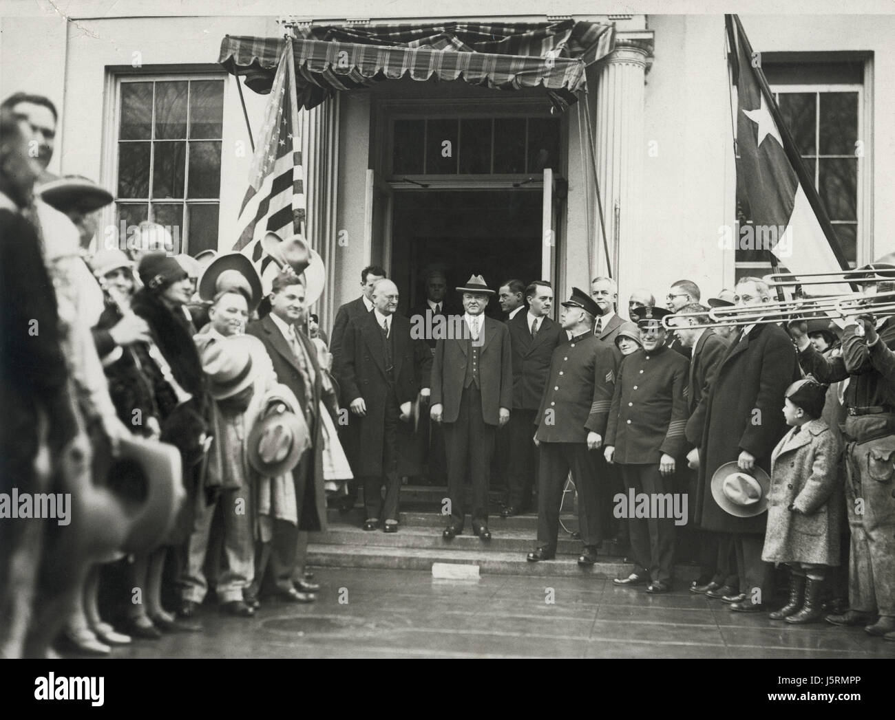 Stati Uniti Il presidente Herbert Hoover saluto Well-Wishers sulla Casa Bianca Prato dopo la sua inaugurazione, Washington DC, USA, Marzo 1929 Foto Stock
