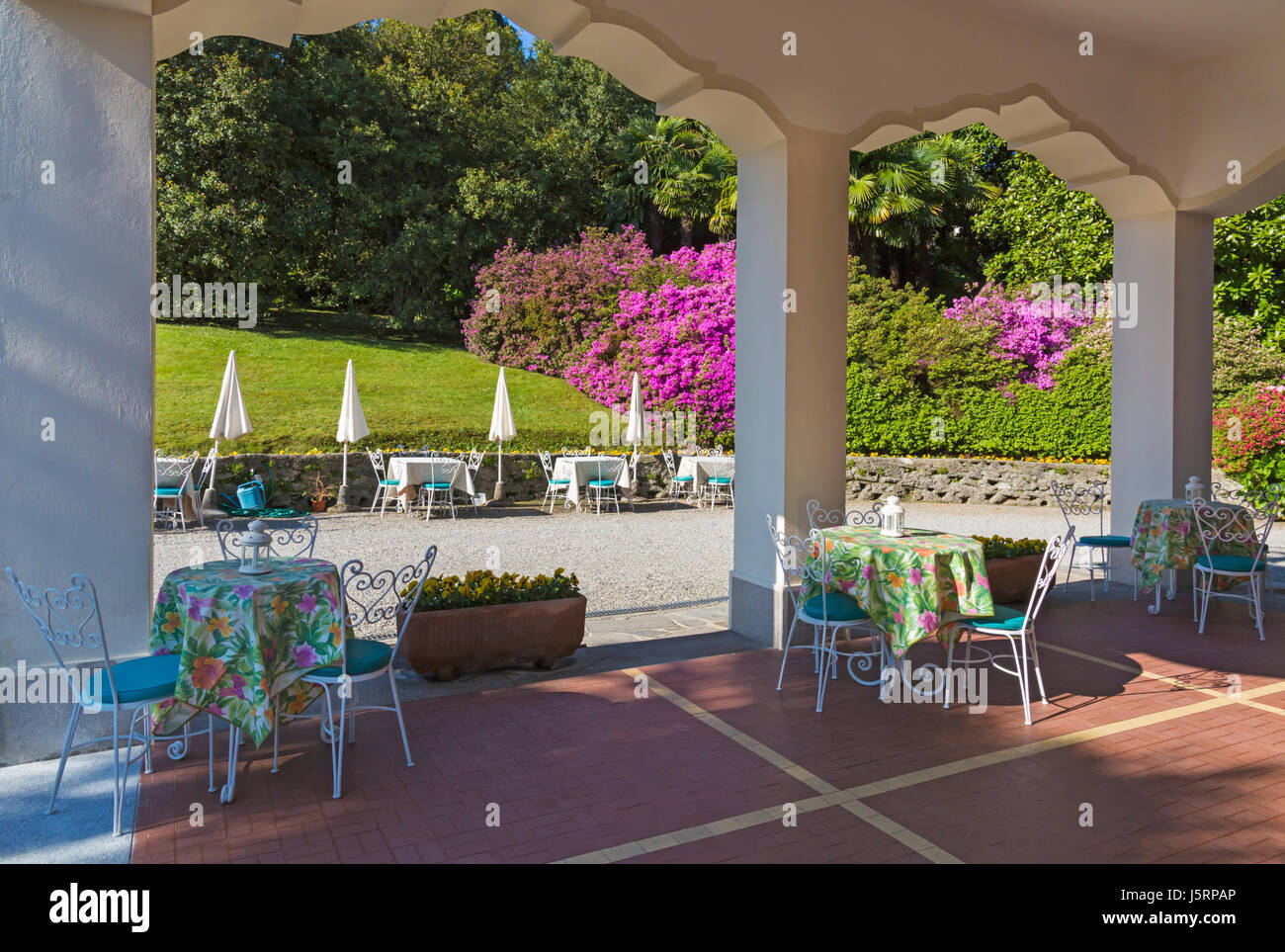 Area esterna e giardino dell'Hotel du Parc, Stresa, Lago Maggiore, Italia nel mese di aprile Foto Stock