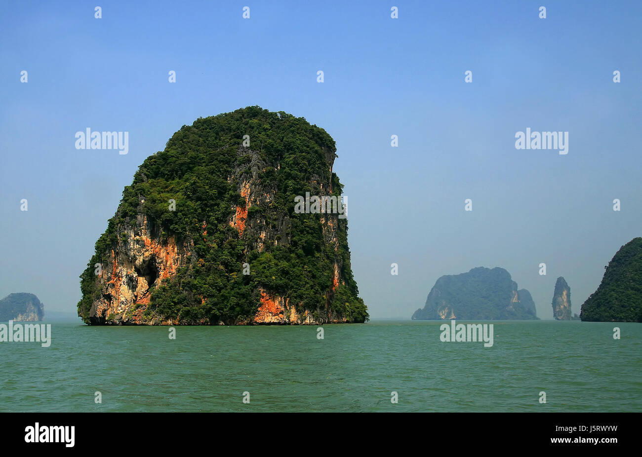 Rock thailandia acqua salata oceano mare blu acqua alberi ad albero verde parco nazionale Foto Stock