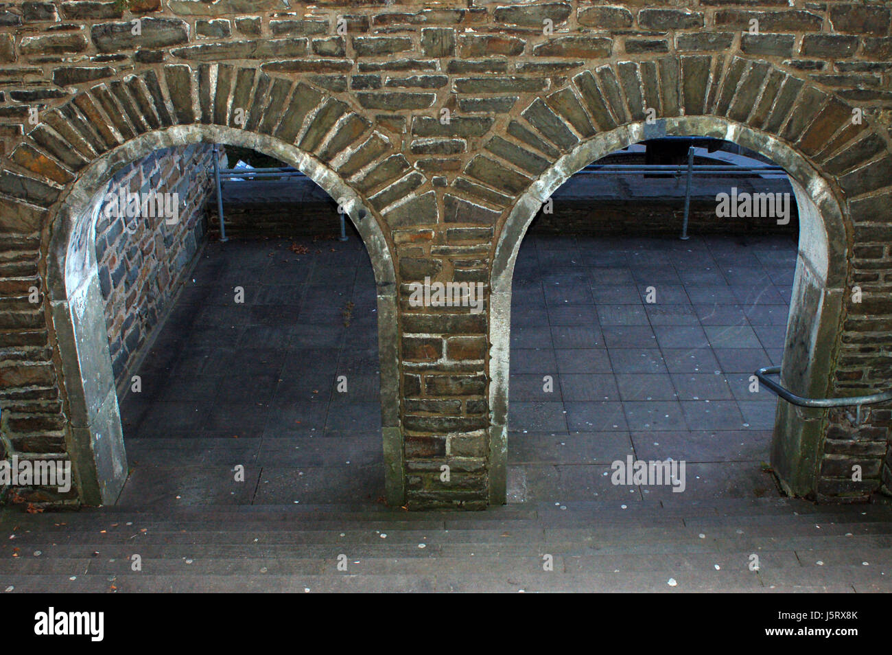 Scale obiettivo passaggio archgway gate parete del gantry rovine della ringhiera decisione giusta Foto Stock