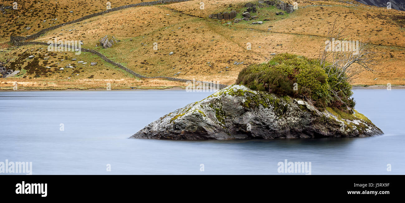 Isolato piccola isola in Llyn Idwal Foto Stock