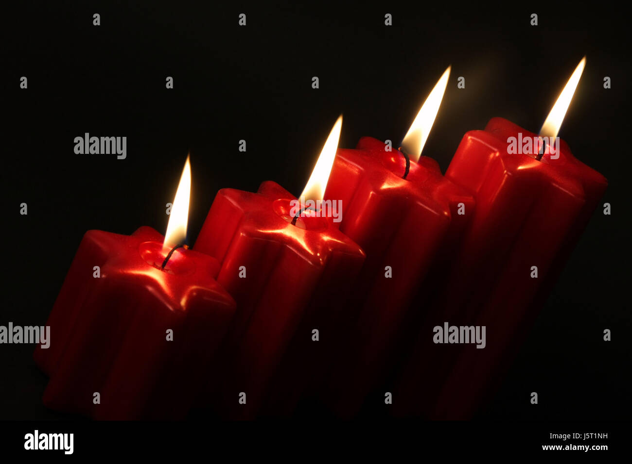 Natale candele rosse con la luce di una candela e decorazione Foto stock -  Alamy